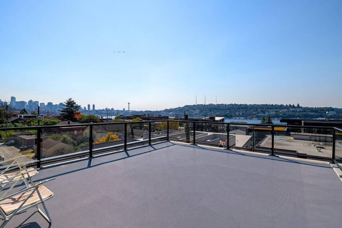 A-Seattle Urban Village- Guemes-Roof Top View Deck Exterior photo